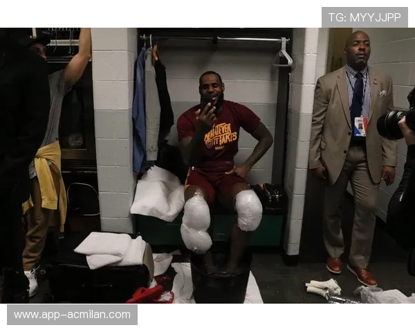 詹姆斯在更衣室唱歌缓解气氛,队友乐开怀 詹姆斯在更衣室唱歌缓解气氛,队友乐开怀