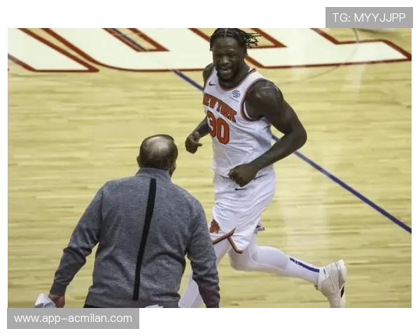 兰德尔顶着对抗完成上篮，尼克斯找到感觉