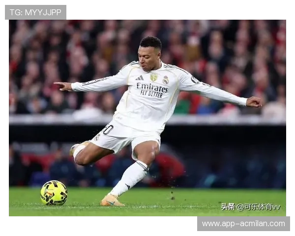 阿隆索赛后偷笑被拍到