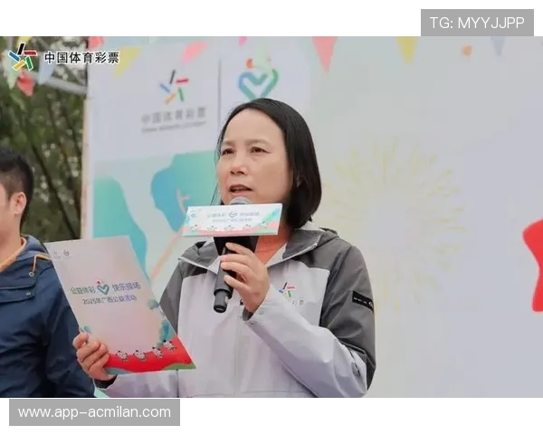 冠军球队球员参与公益拍卖筹款支持基层体育设施，冠军球场