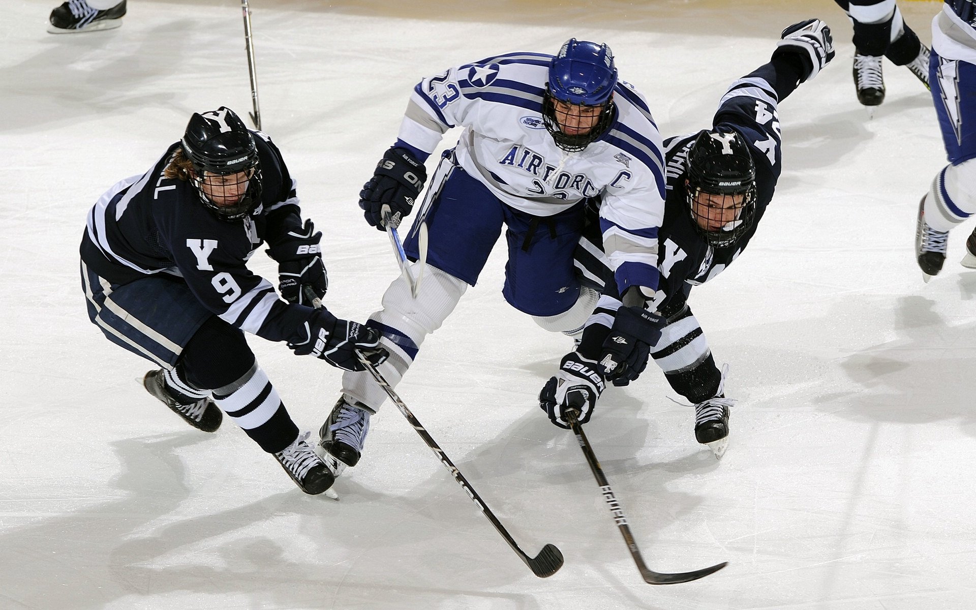 男子接力奋力冲刺成看点，男子接力比赛4×100决